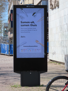 848518 Afbeelding van een digitaal billboard op de Mariaplaats te Utrecht, met steeds wisselende mededelingen en ...